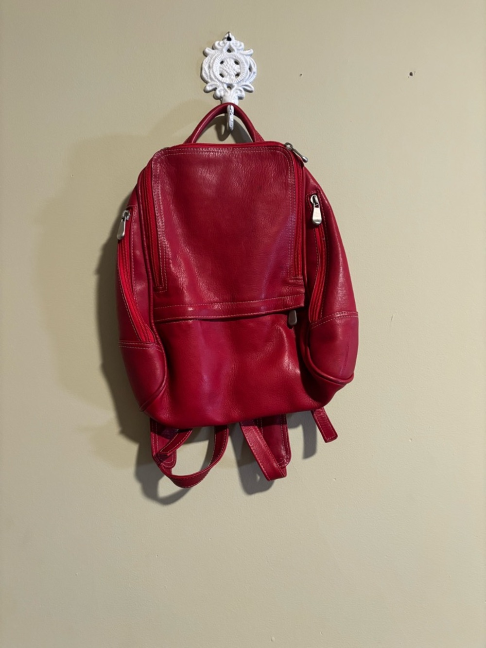 Le Donne Leather U-Zip MidSize backpack in red